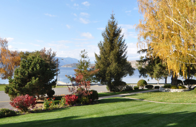 View of grounds at Lakeside Lodge & Suites.