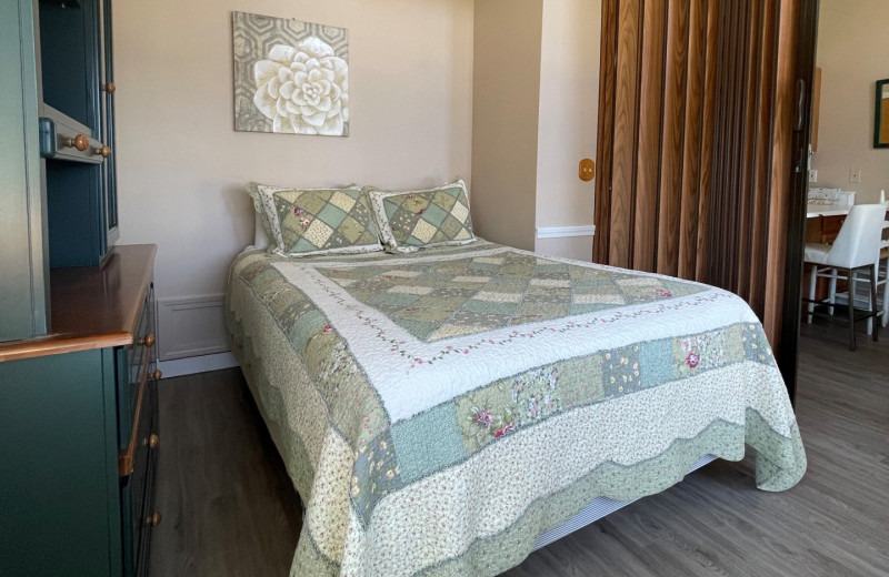 Guest bedroom at Misty Harbor & Barefoot Beach Resort.