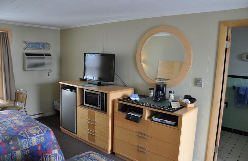 Guest room at Moontide Motel, Cabins and Apartments.
