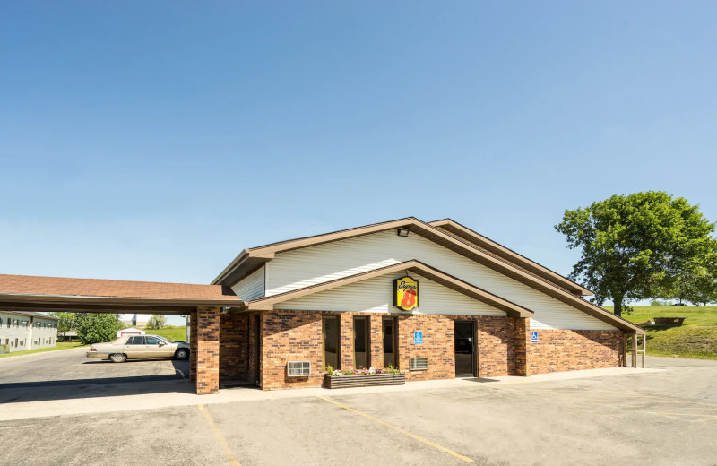 Exterior view of Super 8 Motel.