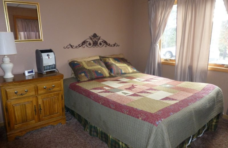 Cabin bedroom at Deadwood Connections.