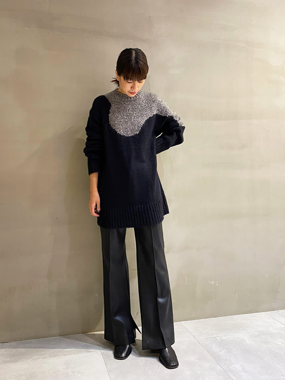 Arched Bicolor KNIT TOPはヒップまで隠れる着丈があるため Faux Leather Flared Pantsとの相性が良くオススメです。