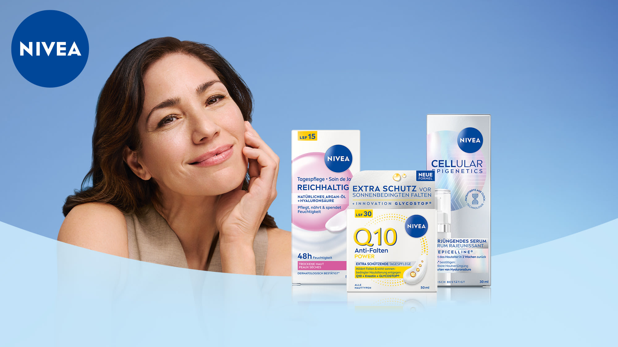 Lächelnde Frau, drei Niveaprodukte, blauer Hintergrund, Verlinkung zu Coupon