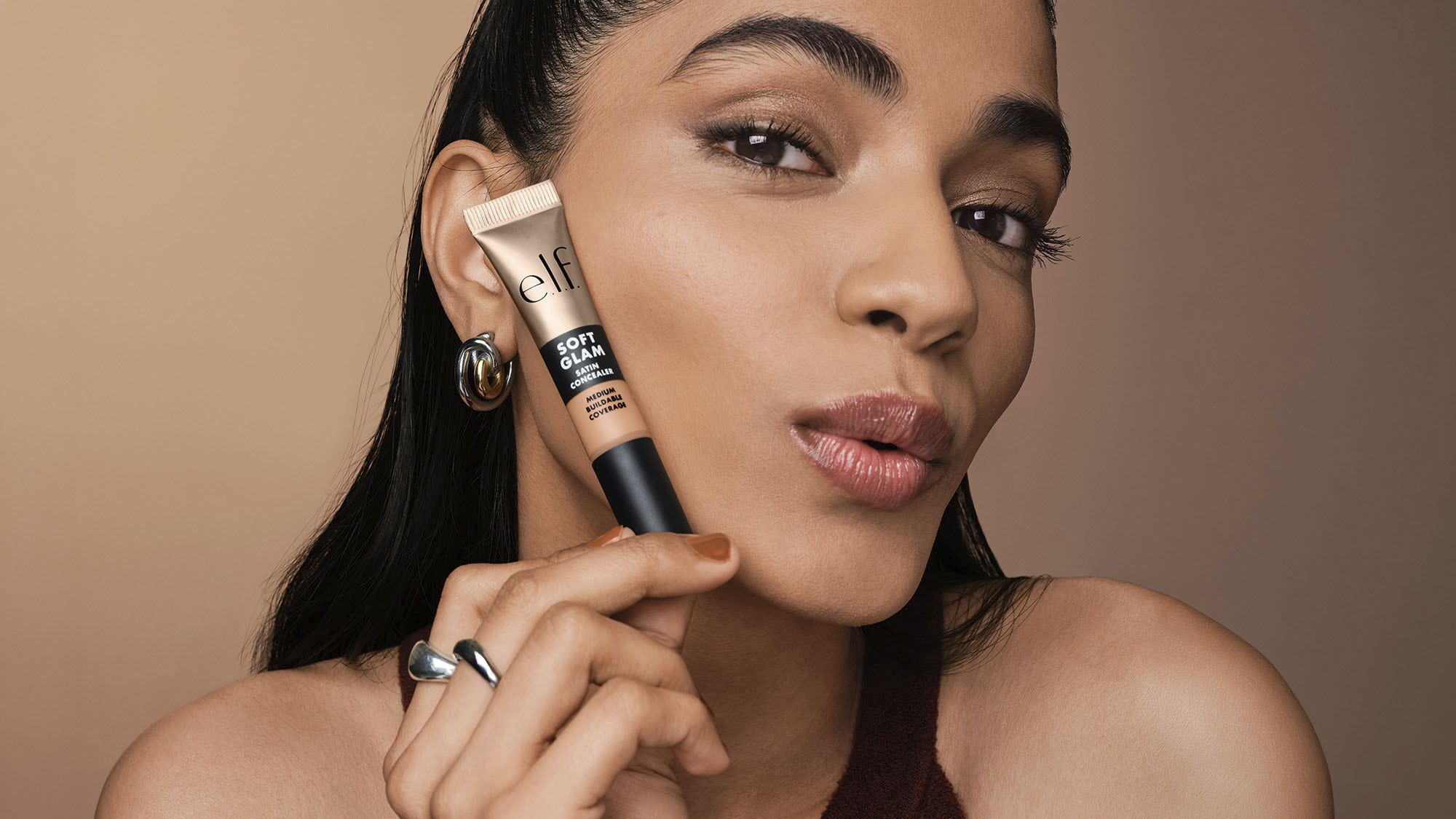 elf cosmetics, Model mit einem satin concealer