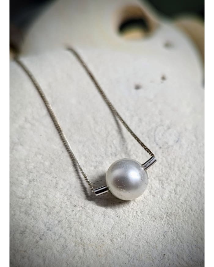 a pearl necklace on a chain