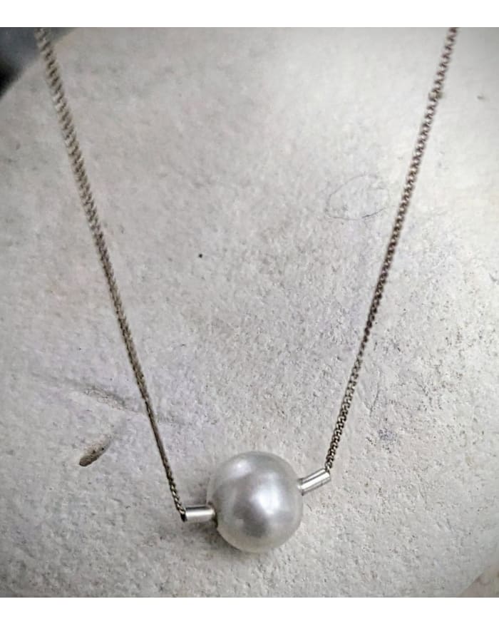 a pearl necklace on a chain