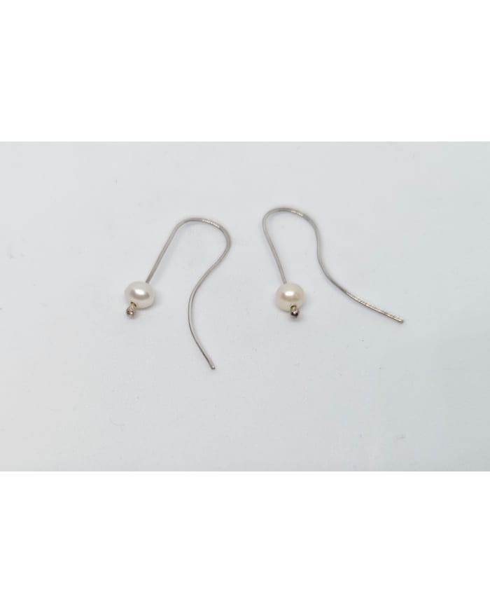 a pair of earrings with pearls