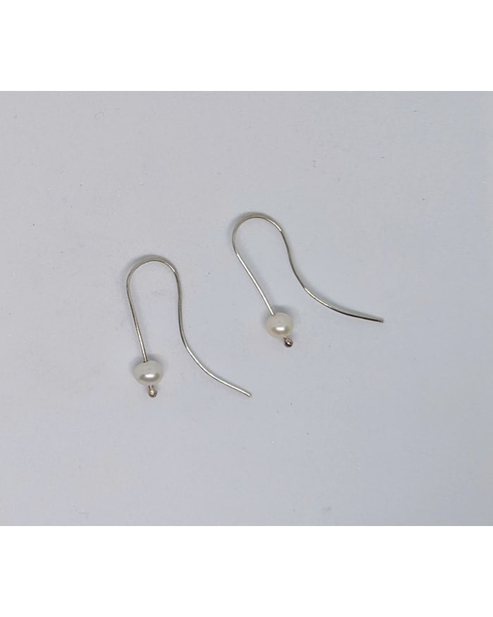 a pair of earrings with pearls