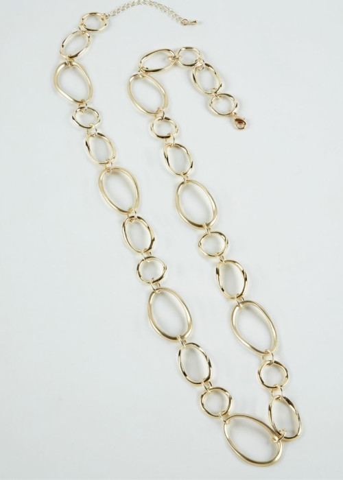 a gold chain with ovals