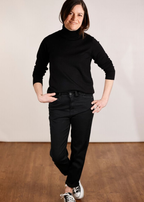 a woman in black shirt and black pants