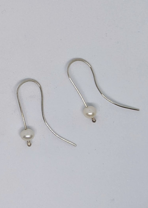 a pair of earrings with pearls