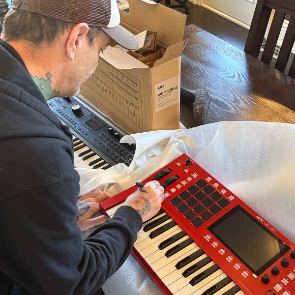 deadmau5 signing Akai MPC Key 37