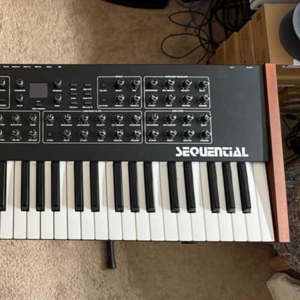 Dave Smith Instruments Prophet Rev2 