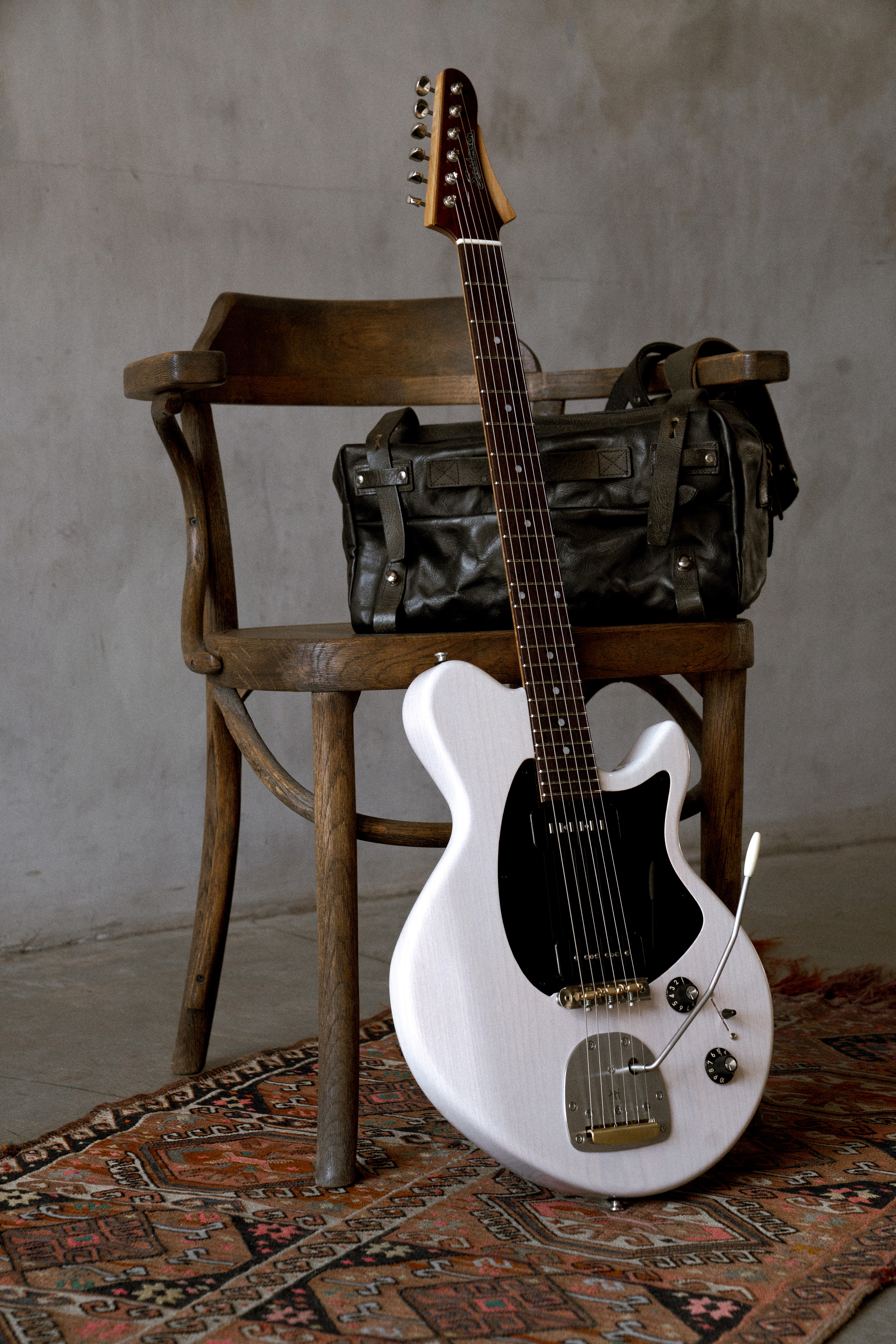 Eastman D’Ambrosio Offset ’64 vintage white.