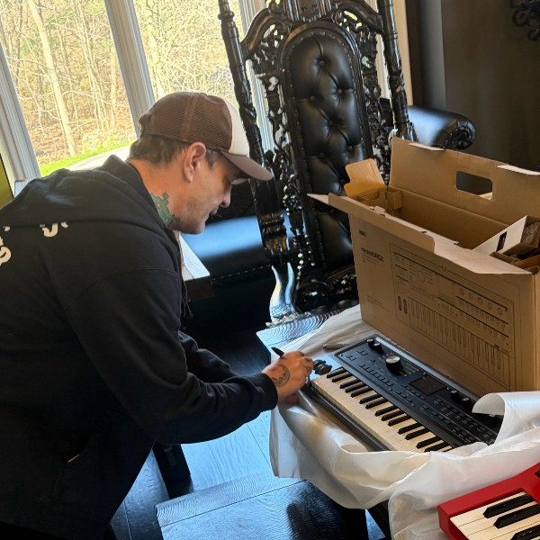 deadmau5 signing synths