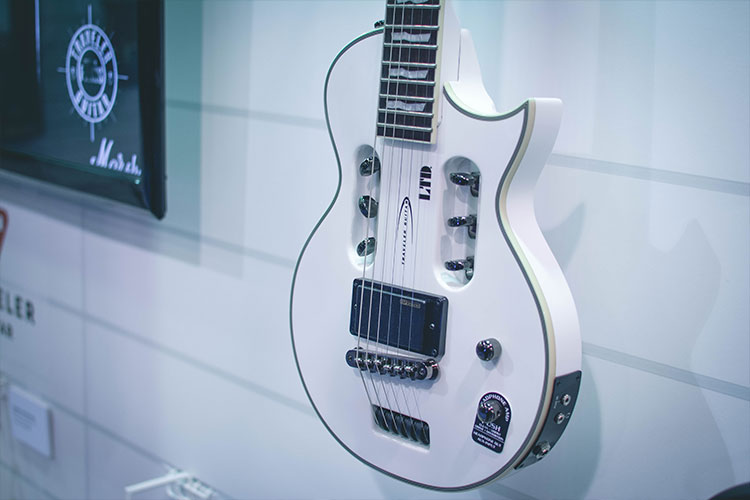 Traveler LTD EC-1 White travel guitar