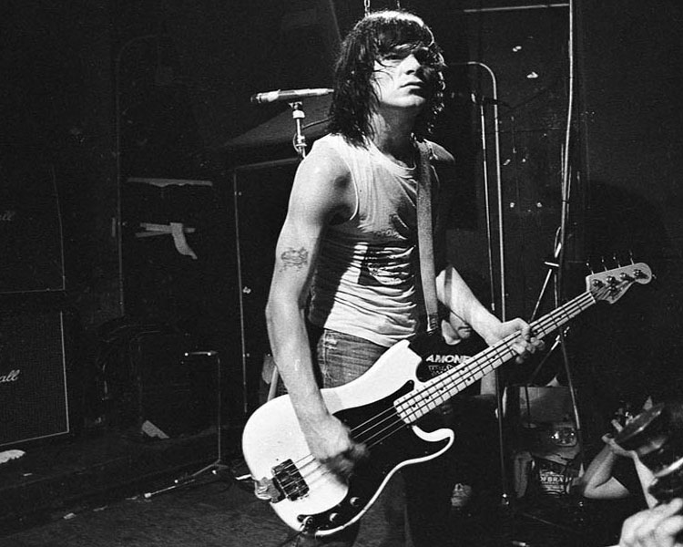 Video: Fender Precision vs Jazz Bass. Can You Hear the | Reverb News