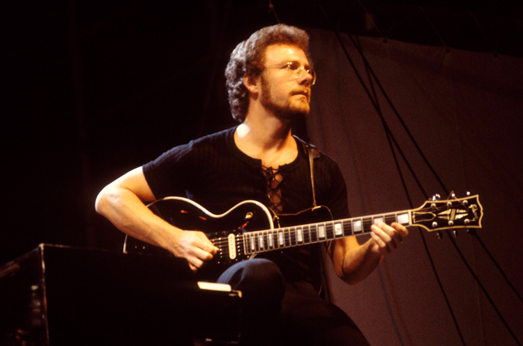 Concept De Passion Hobby. Guitariste Pose Avec Guitare. Longue Interprète  Aux Cheveux Et Son Instrument. Banque D'Images et Photos Libres De Droits.  Image 62759429