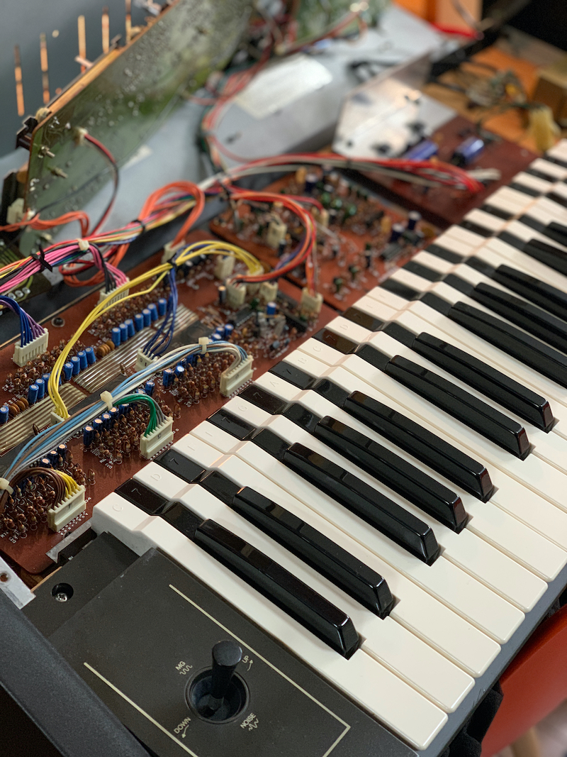 keyboard synth with exposed circuits