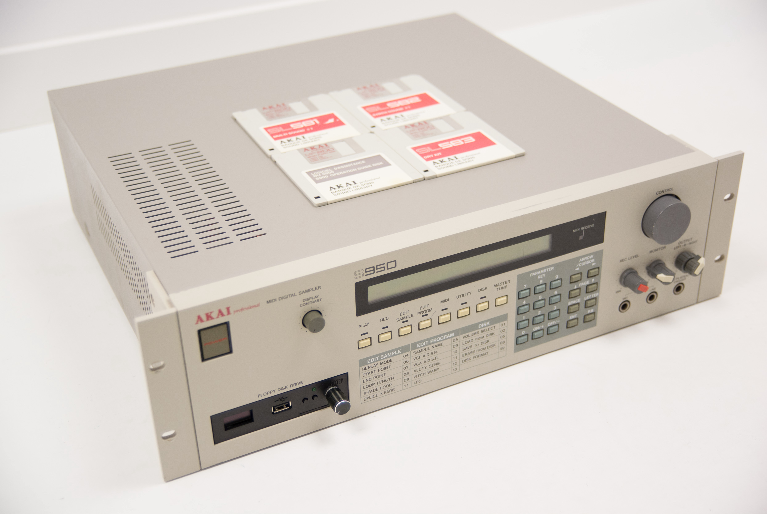 Akai S-950