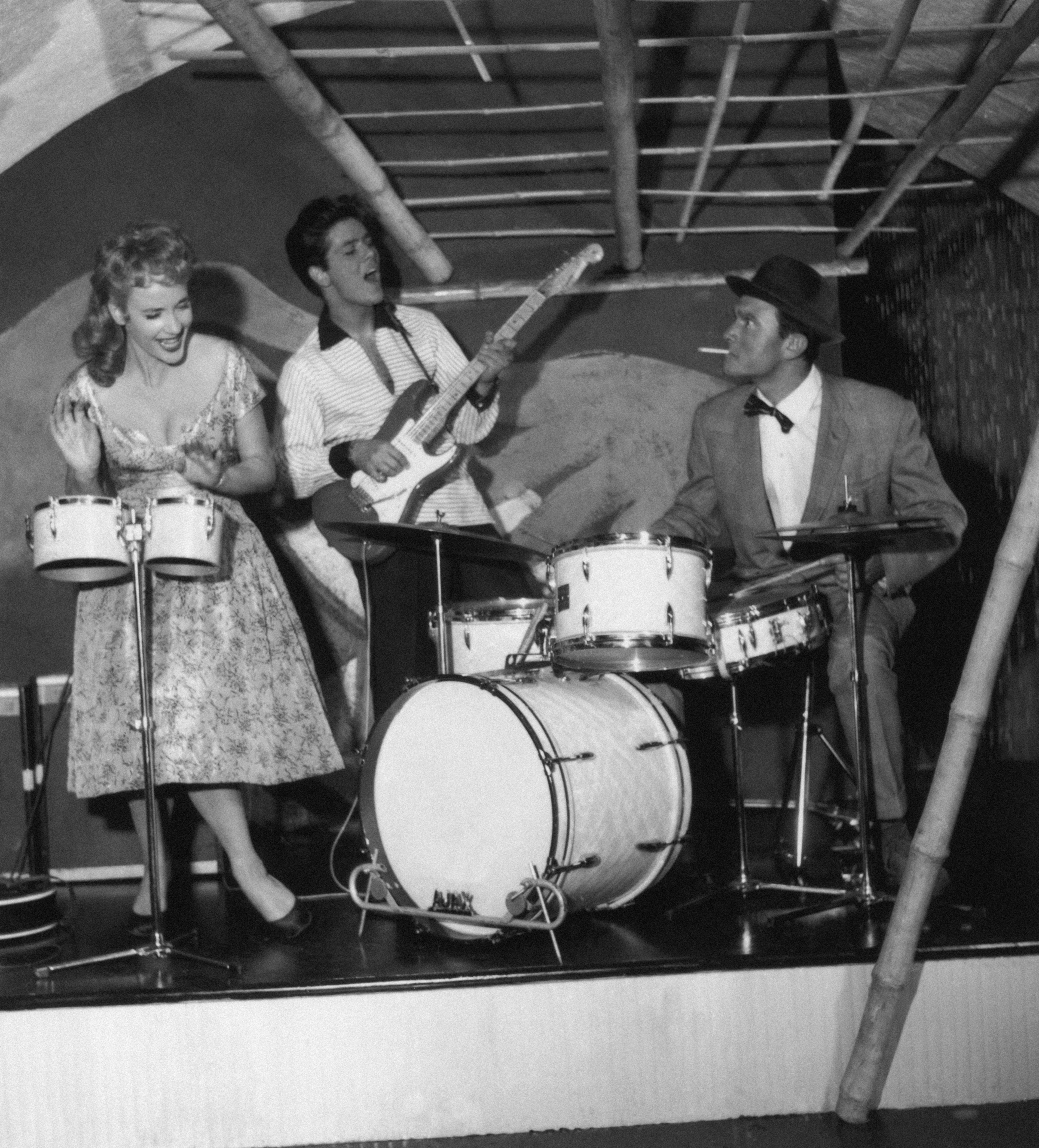 Sylvia Syms, Cliff Richard, and Laurence Harvey (1959).