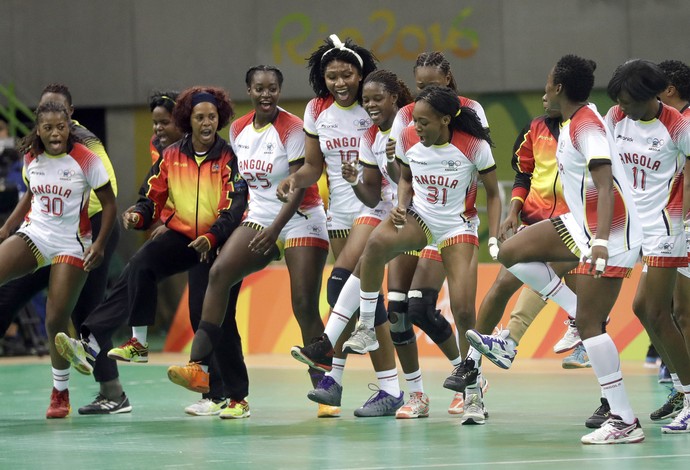 Seleção de Angola de handebol faz a festa depois da vitória (Foto: AP)