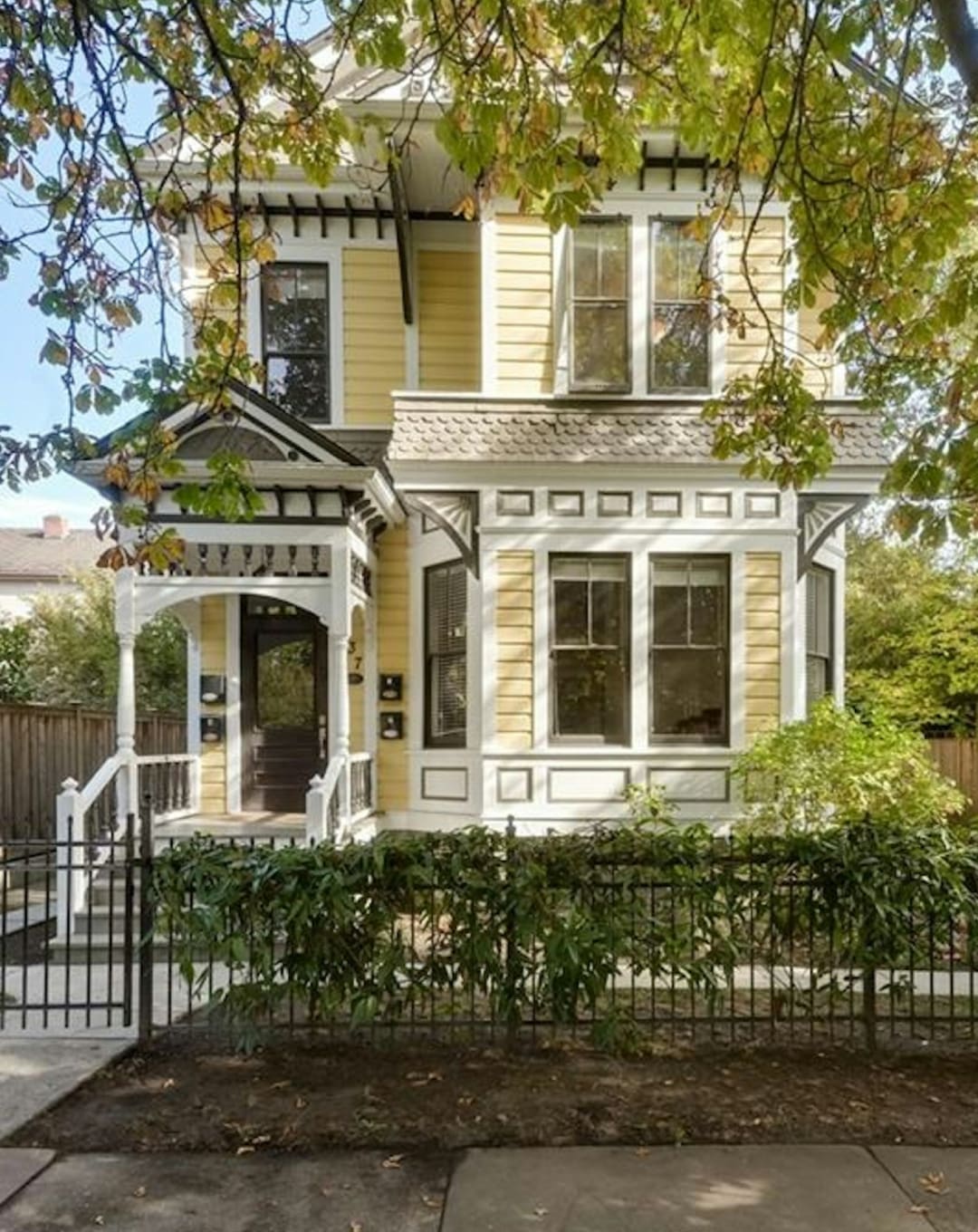 Move the whole family into this converted Victorian fourplex on the Island. thumbnail