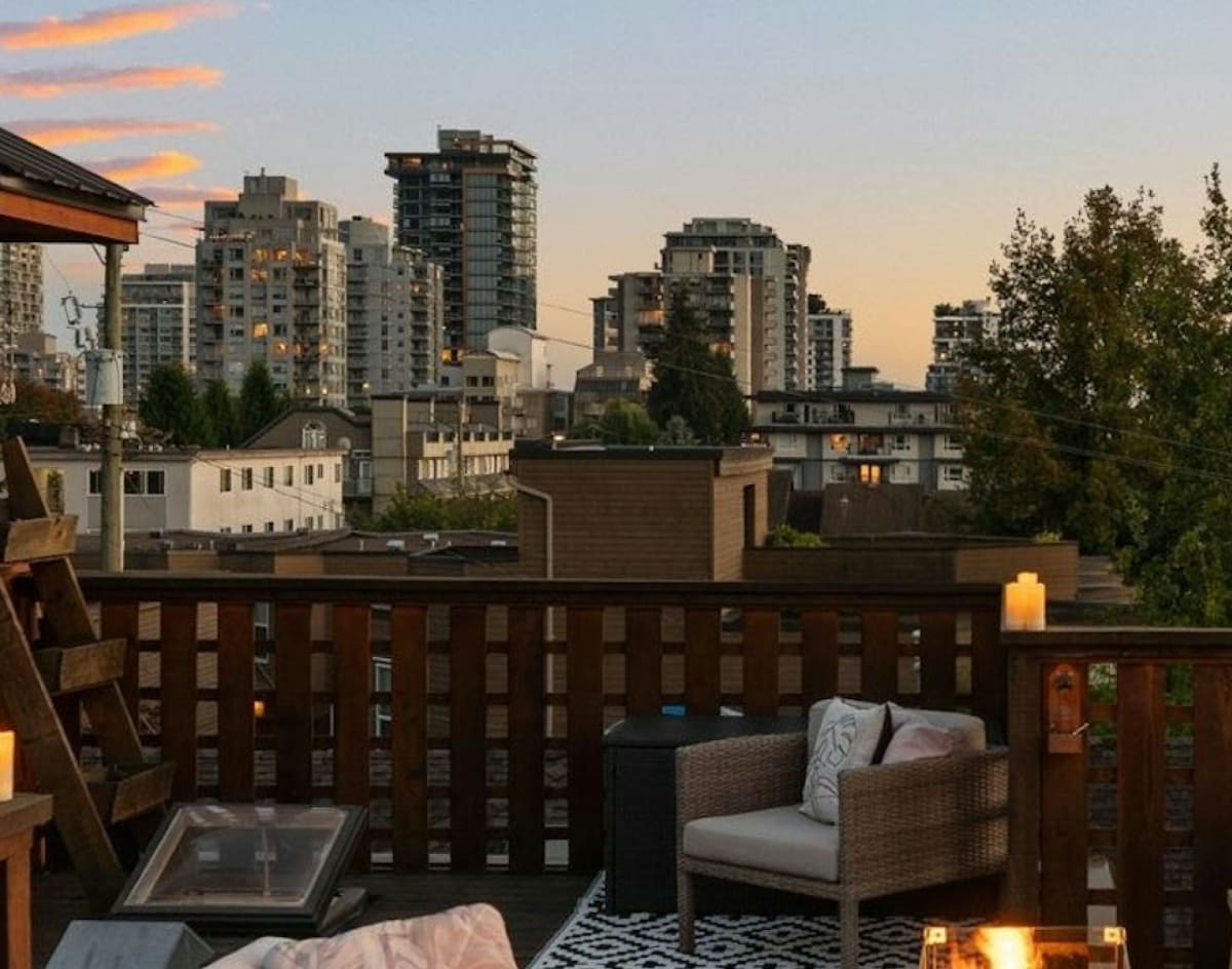Top five homes that definitely give out full size chocolate bars on Halloween. thumbnail
