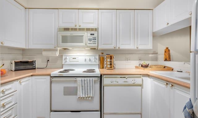 Kerrisdale_Condo_Low