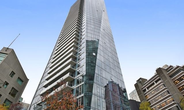 US style homes 4 Chicago glass condo 1