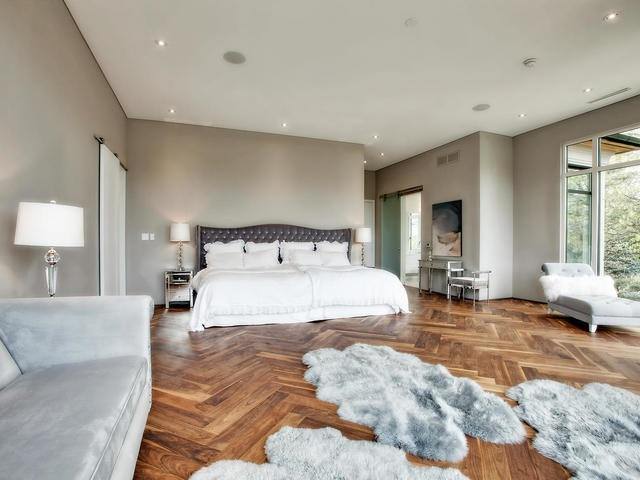 James Bond Home 5