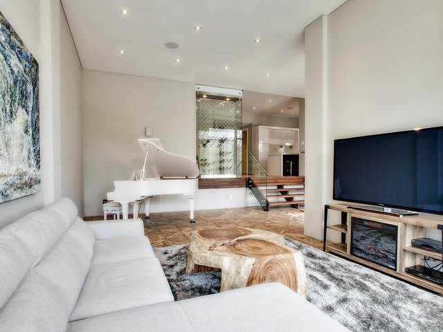 James Bond Home 2
