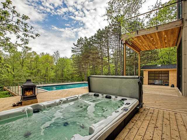 James Bond Home 1