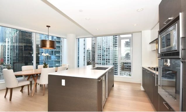 US style homes 4 Chicago glass condo 2