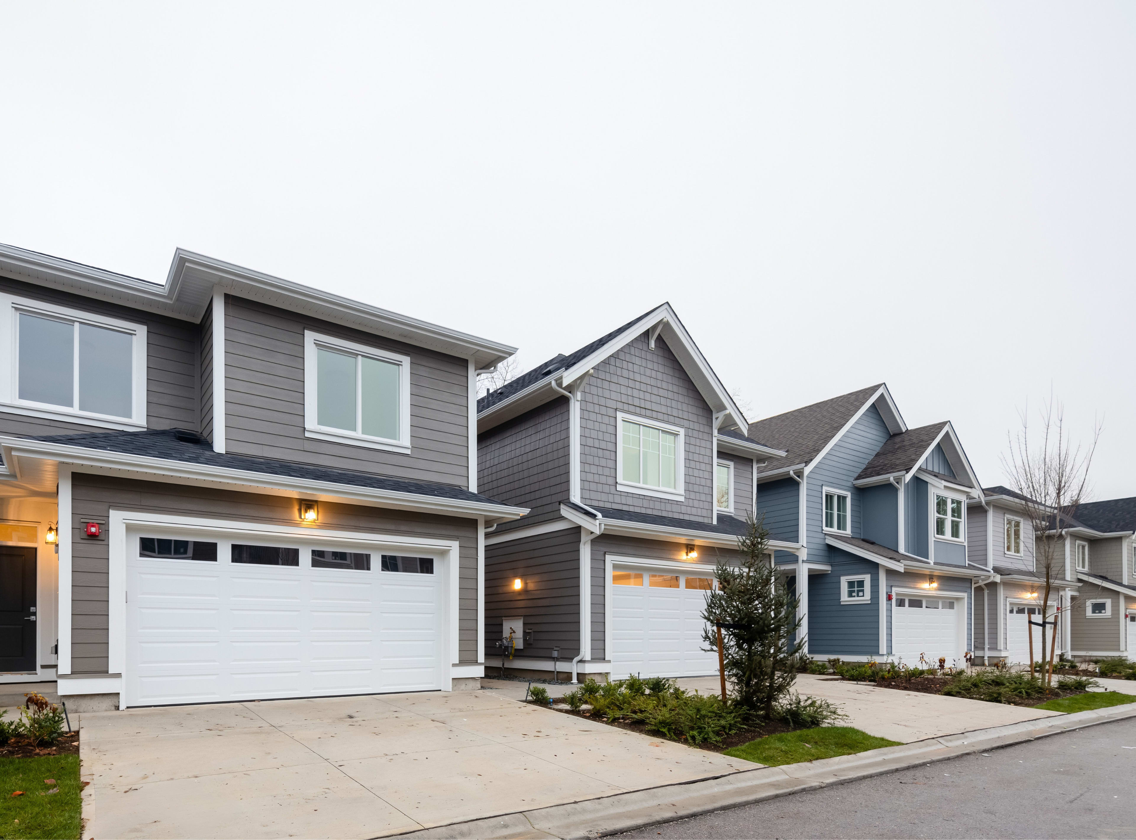 Move in this summer in one of Oakley’s single-family homes with all the perks of maintenance-free living hero image