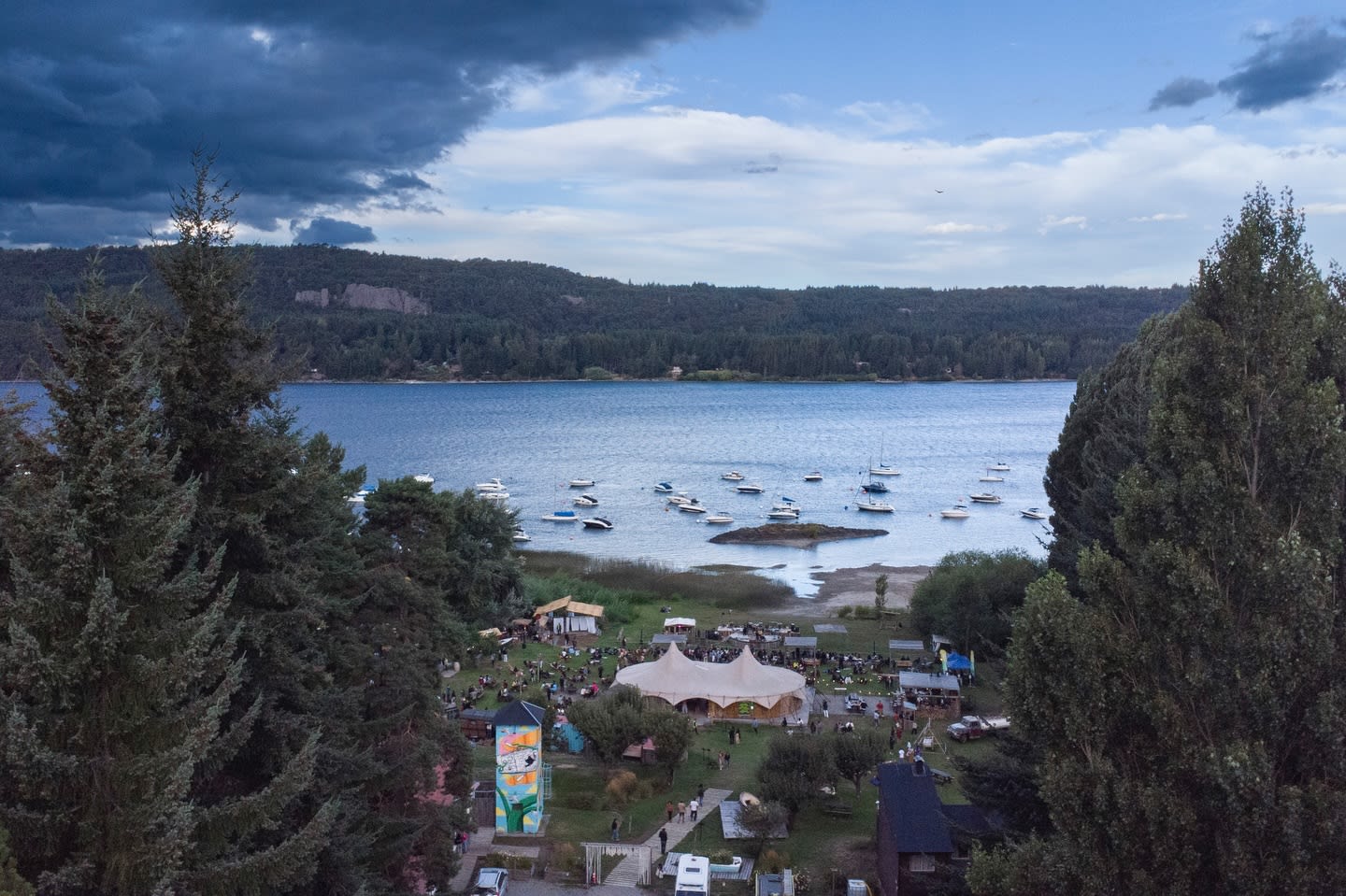 Vista de Náutica Cirse sobre el lago Nahuel Huapi