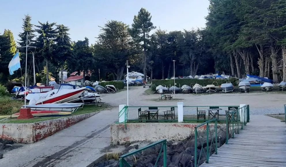 Bajada y estacionamiento de lanchas en la Náutica Cirse