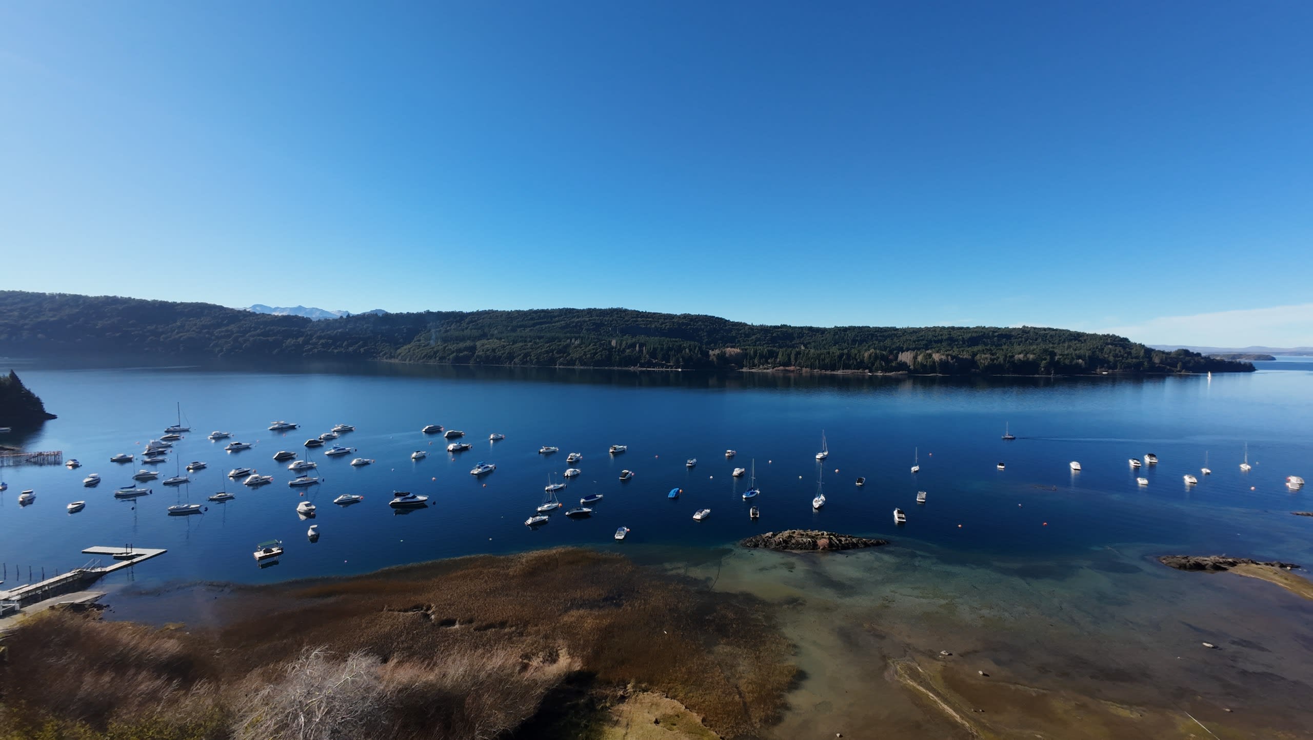 Vista en altura de las lanchas en el lago, Náutica Cirse