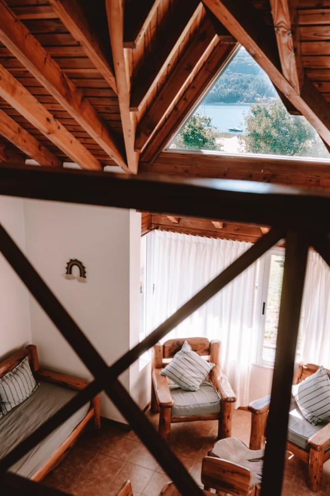 Vista al lago desde la ventana de una cabaña