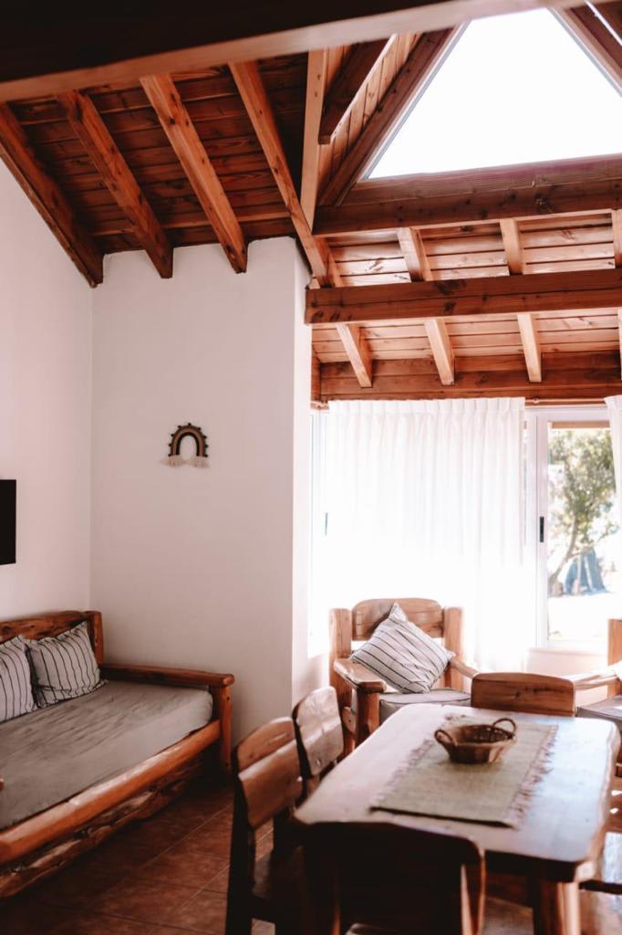 Interior de cabaña — living y comedor