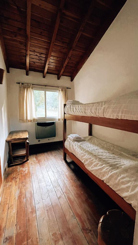 Interior de cabaña — habitación con cuchetas