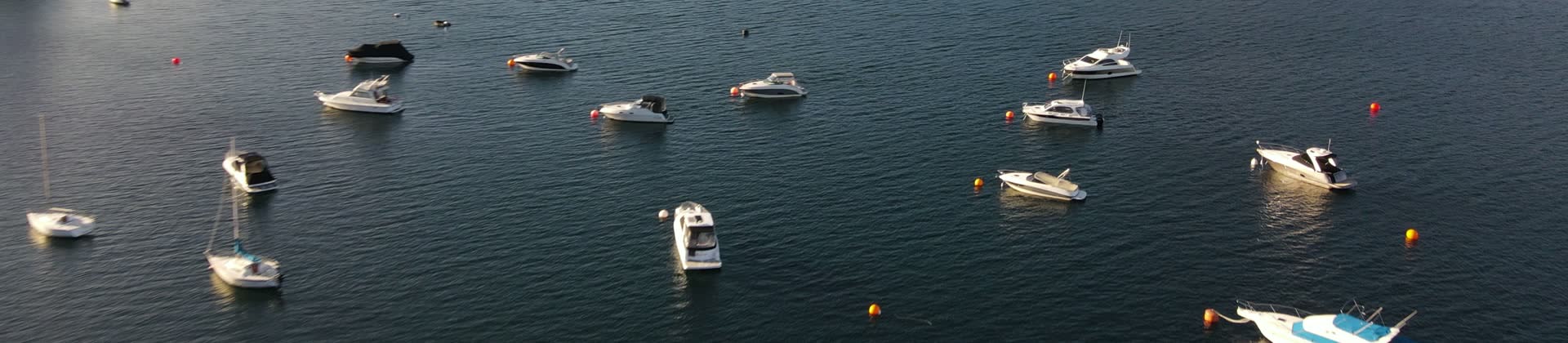 Varias lanchas amarradas en la bahía de Náutica Cirse, con las boyas de amarre visibles
