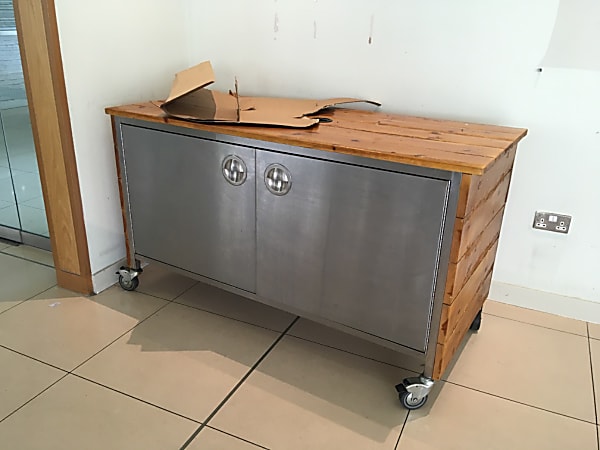 Catering serving station on large castors