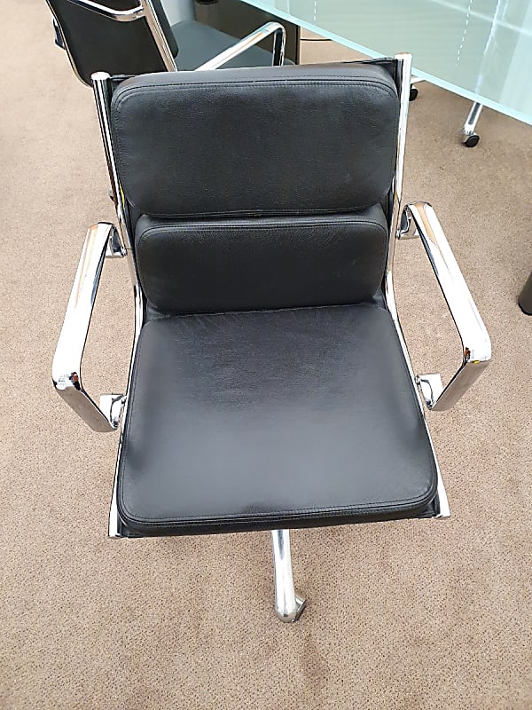 Meeting room chair