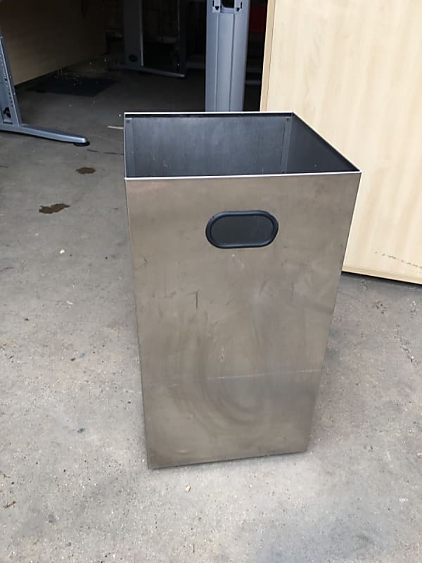 Waste  bin on wheels