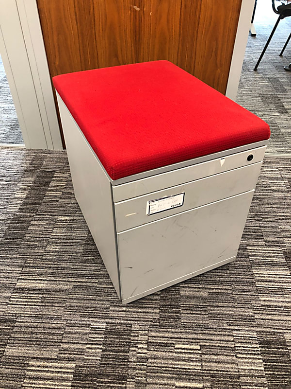 Metal pedestal with cushion seat