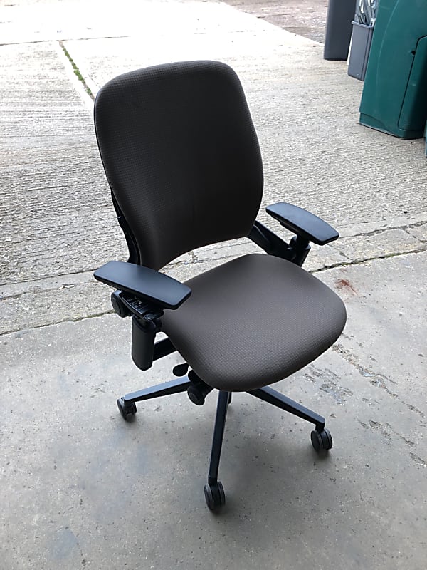 Faulty Steelcase Leap Chair Brown