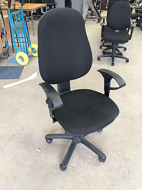 Black padded office operator chair