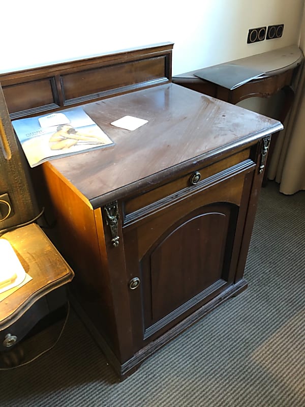 Side cabinet