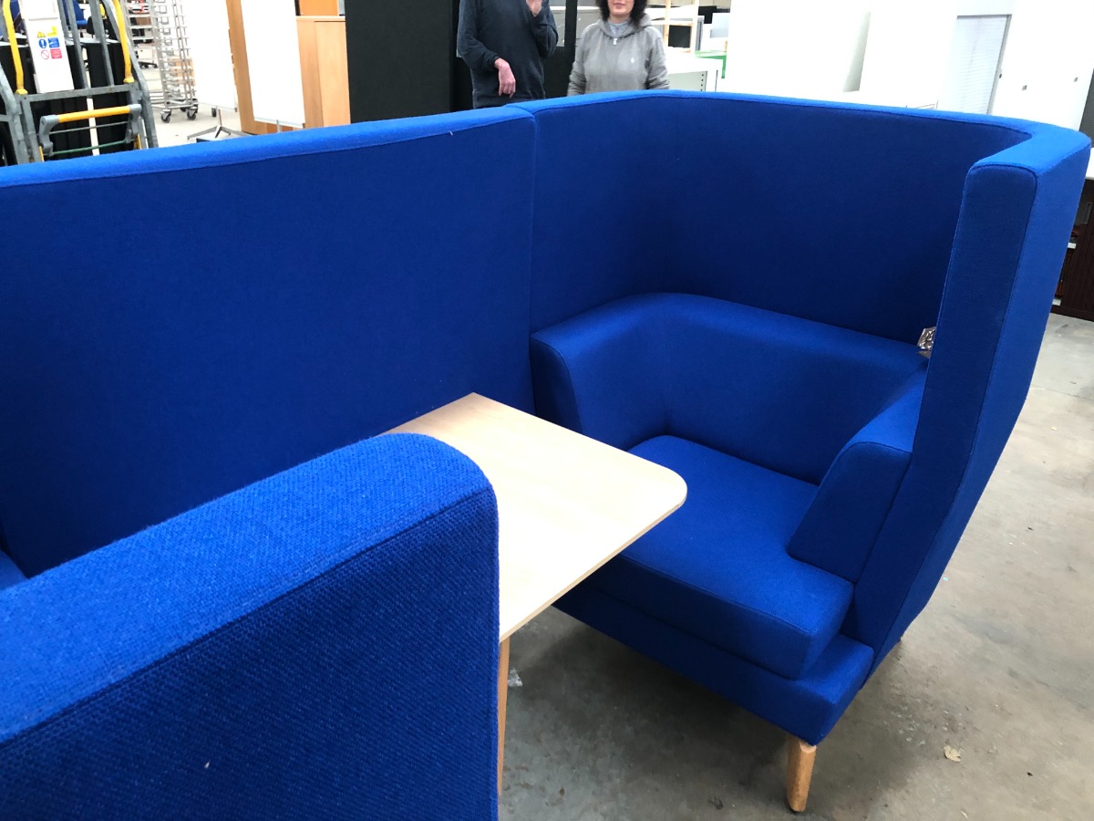 Fabulous Meeting pod sofa with integrated table just £75 Item ID 9462